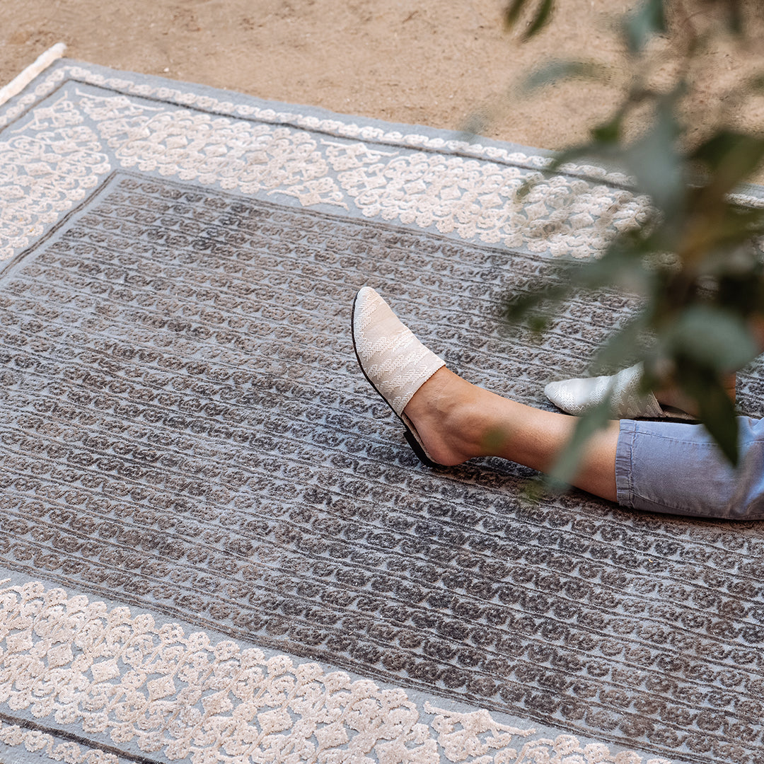 Grey Arabesque Hand-knotted Carpet